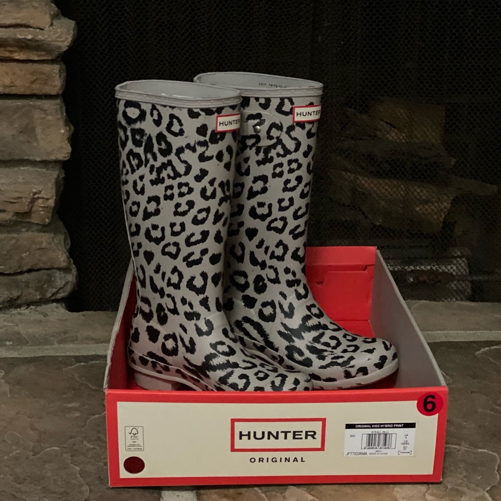Brand new Hunter rain boots kids sz 6. Will fit women’s size 6.5.